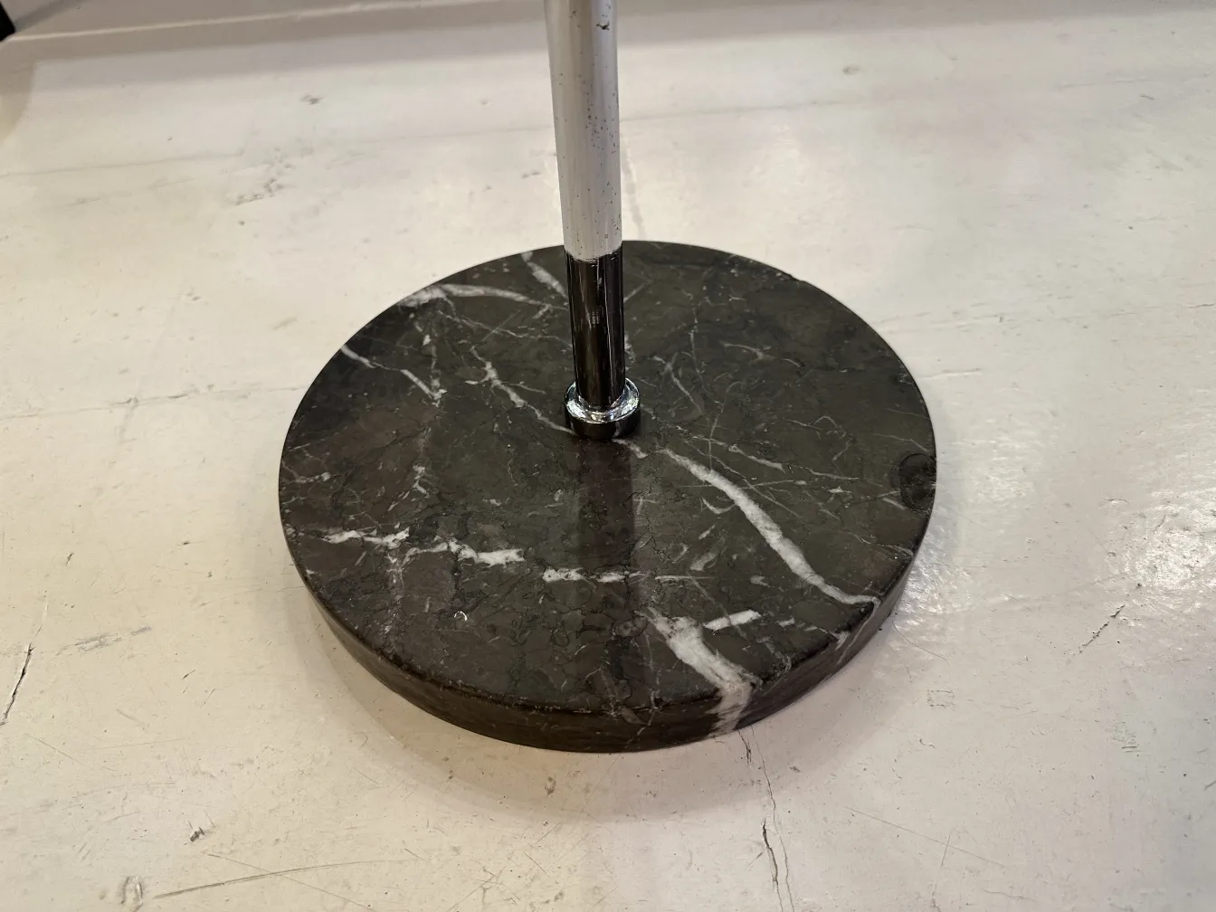 Antiker Champagnerkühler mit runder Basis und glänzendem Metallsupport.