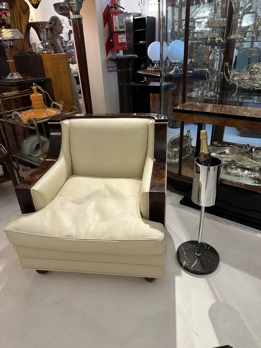 Secchiello per champagne antico in metallo lucido con uno stile elegante in un ambiente classico.