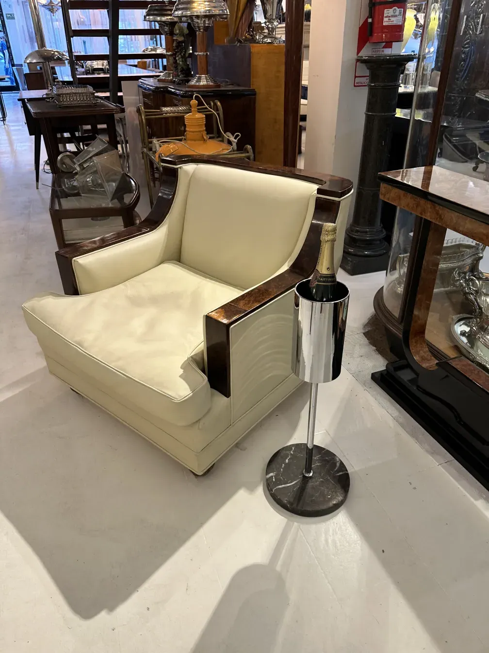 Antigua champañera con soporte, estilo elegante y vintage