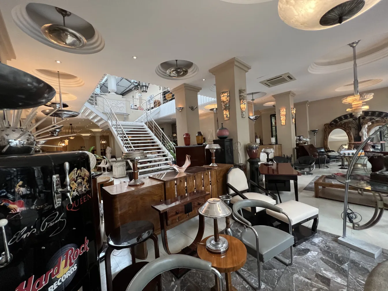 Credenza antica in un ambiente moderno con varie decorazioni.