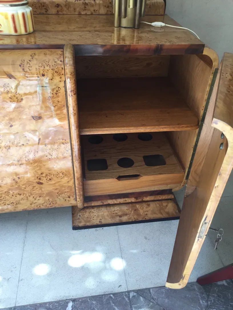 Aparador antiguo con espacio de almacenamiento, diseño único y elegante.