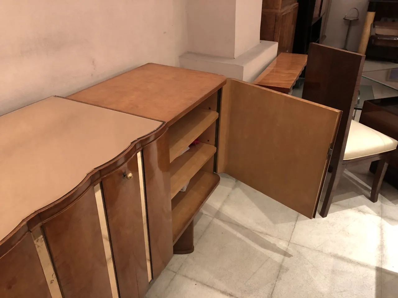 Credenza in legno antico con scaffali e porte