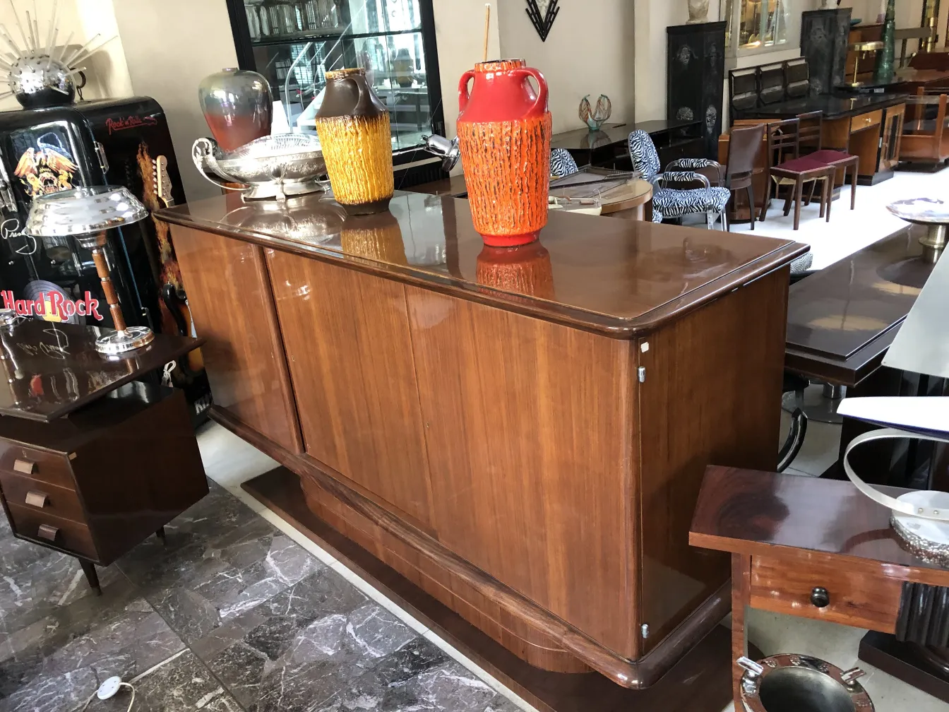 Credenza antica in legno in un ambiente decorativo con vasi.