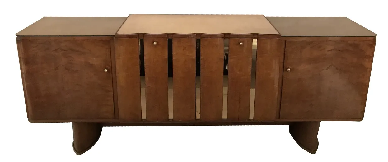 Credenza antica con porte e design classico, ambiente elegante.