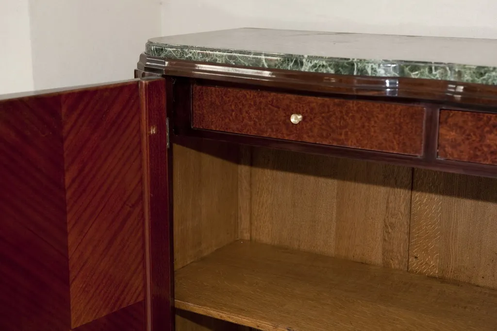 Credenza antica con dettagli in legno e piano in marmo