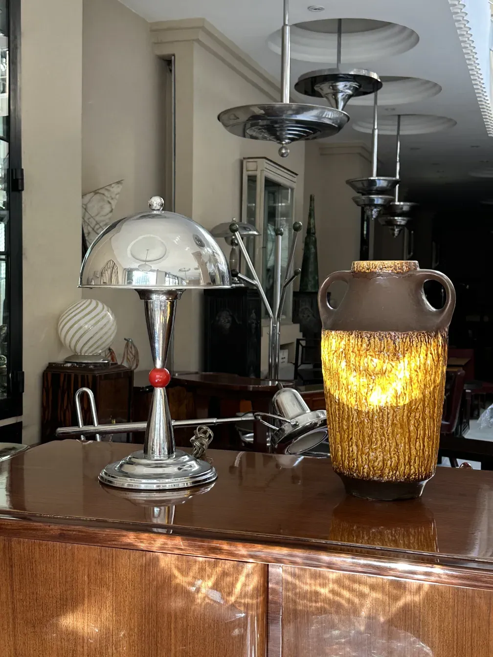 Aparador antiguo de madera con elementos decorativos, mesa con accesorios.