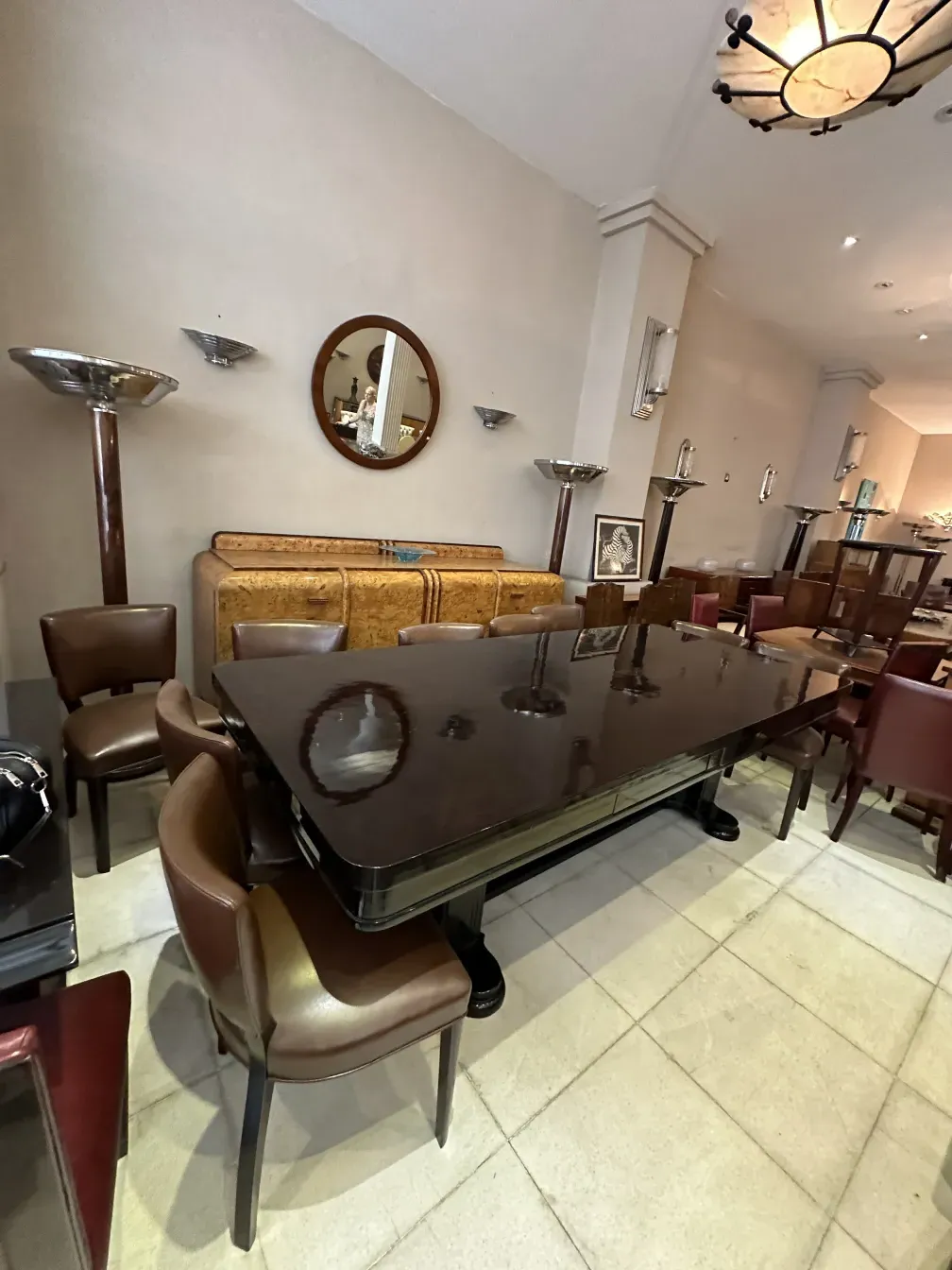 Aparador antigo em uma configuração moderna elegante