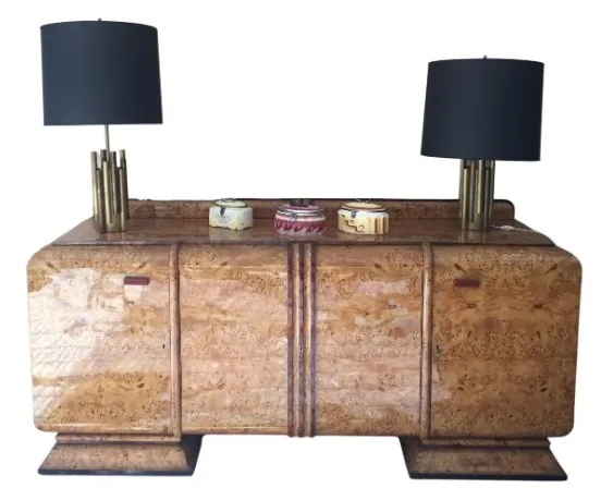 Credenza antica con decorazione affascinante e lampade eleganti sopra.
