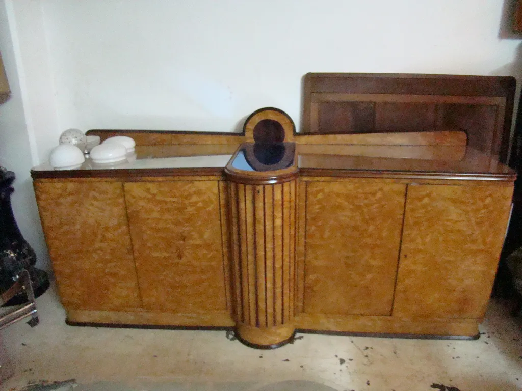 Aparador de madeira antigo com detalhes decorativos clássicos