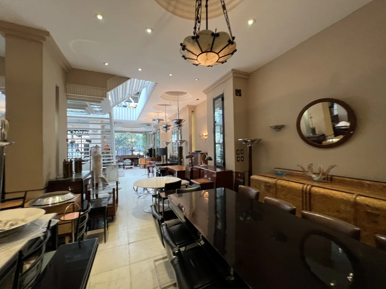 प्राचीन लकड़ी का कपड़े रखने की शास्त्रीय शैली में खाने के कमरे में।