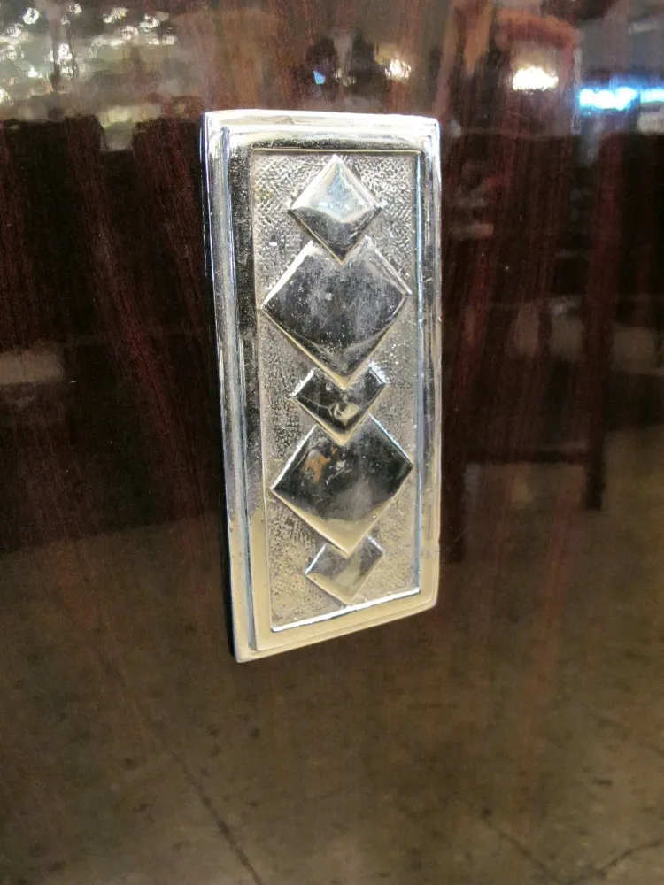 Старый буфет с геометрическими деталями ручки