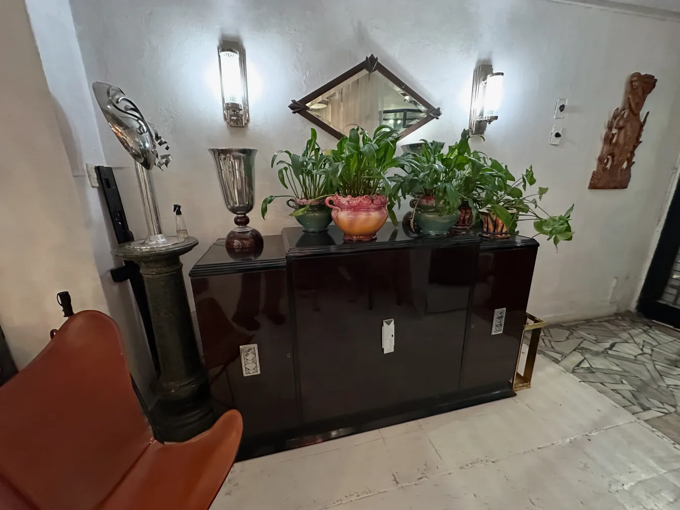 Aparador antigo elegante com plantas decorativas