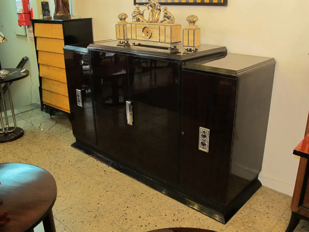 antike dunkle holz anrichte mit dekoration