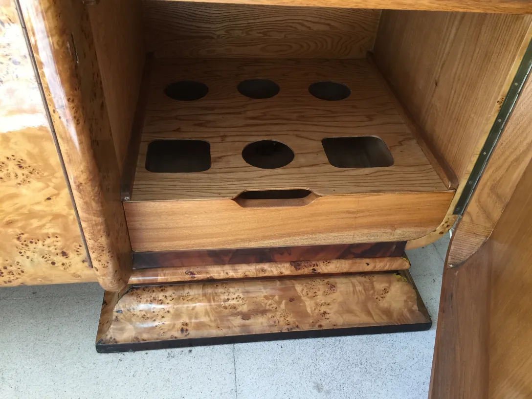 Vaisselier ancien en bois avec espace vide pour bouteilles