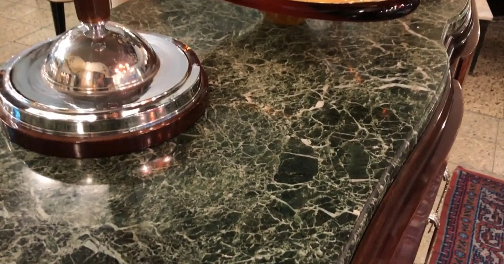 古董橱柜配有大理石台面和经典细节。优雅的家具置于舒适的环境中。