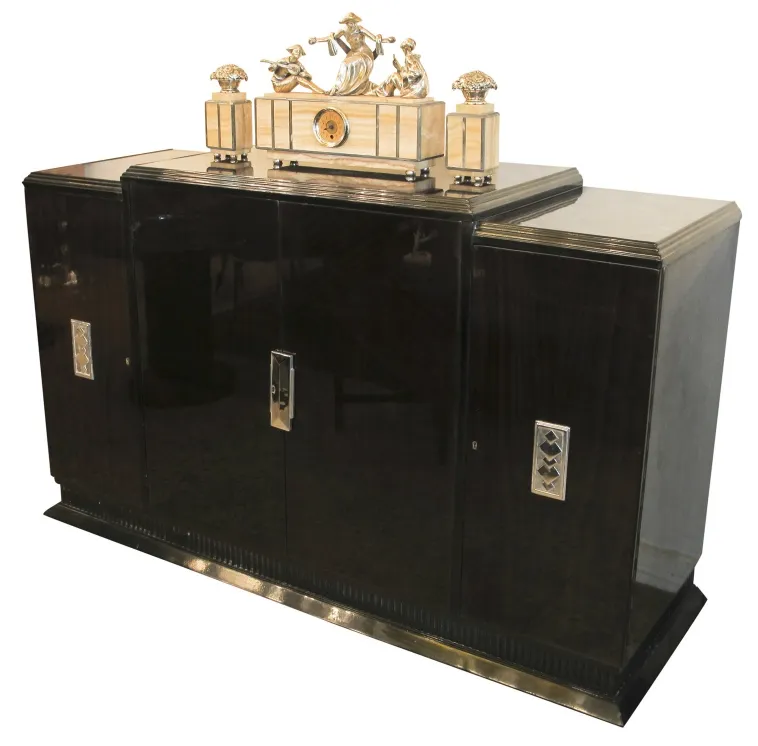 Credenza antica nera con decorazione ornamentale sopra.