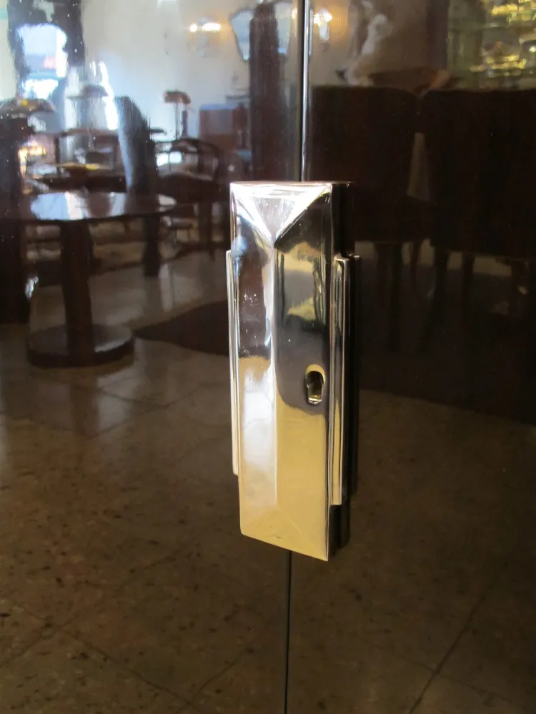 光沢仕上げのアンティークサイドボードのクローズアップ、エレガントな雰囲気に配置されています。