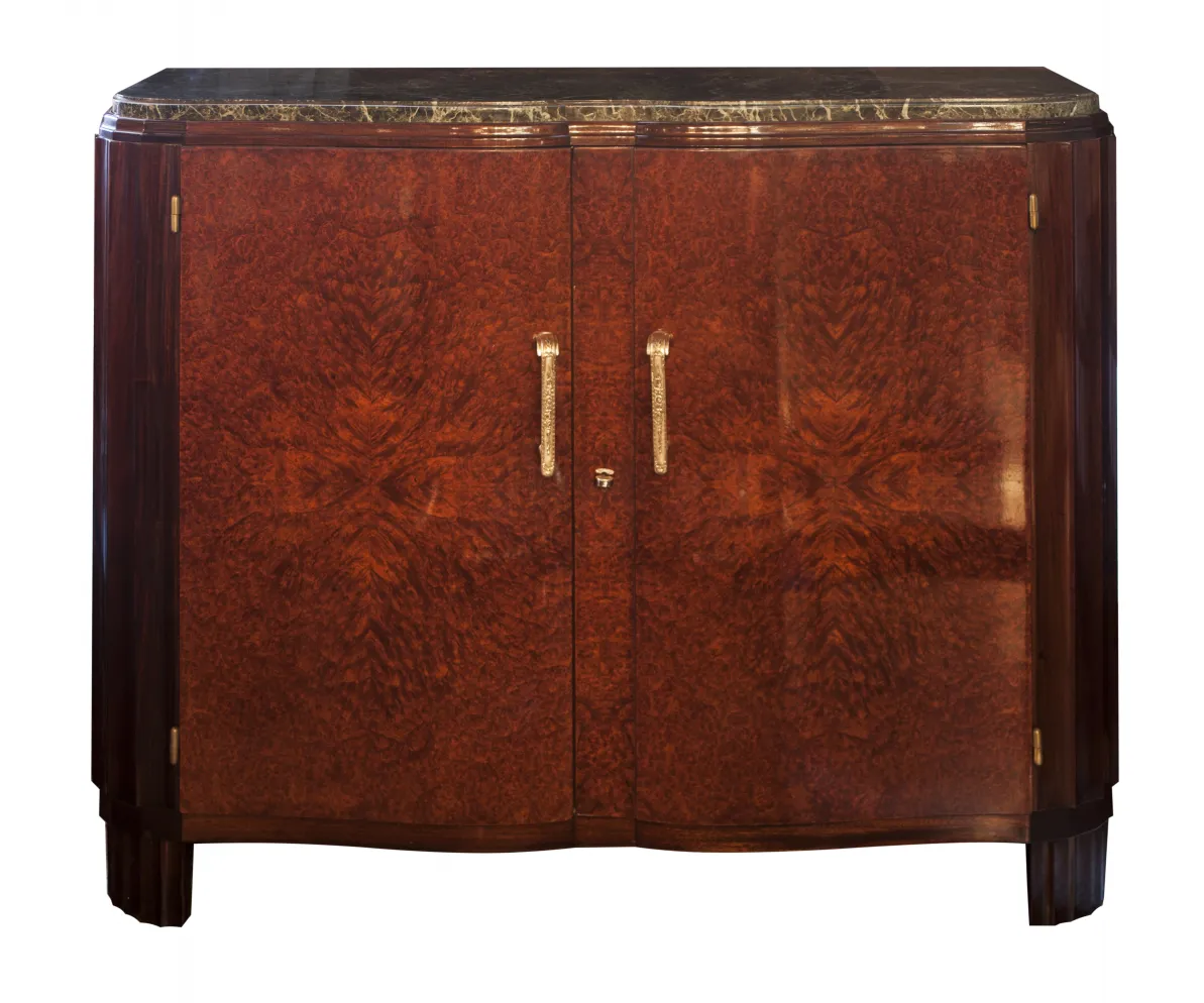 vaisselier ancien avec portes en bois et style élégant dans un cadre classique