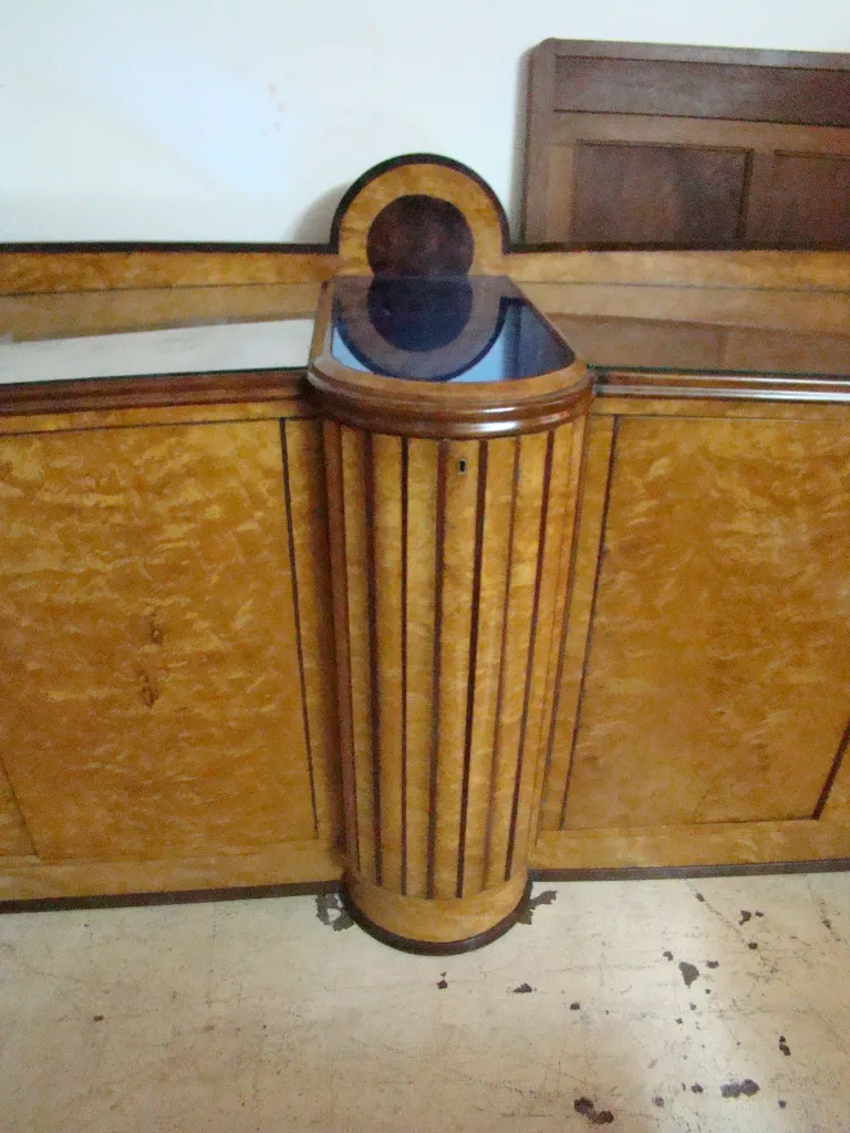 Aparador antiguo con diseño en forma de columna y superficie brillante