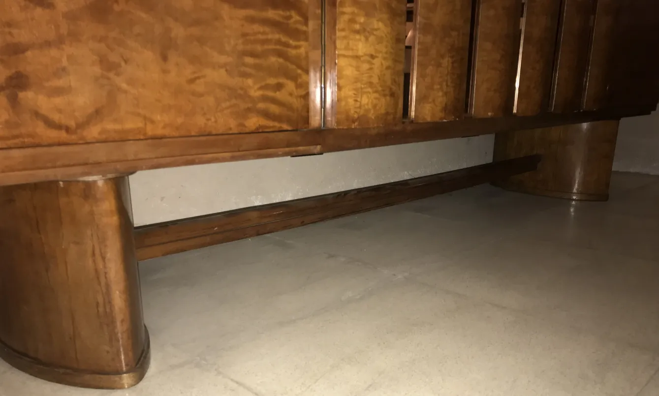 Vaisselier ancien en bois au design classique dans un cadre simple.