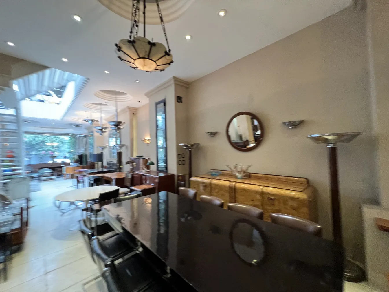 aparador antiguo de estilo elegante con ambiente luminoso y moderno