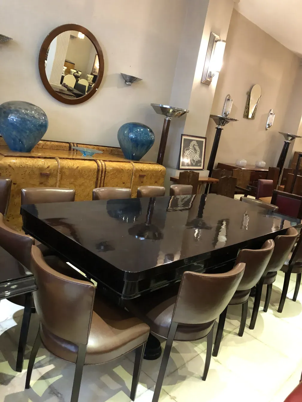 aparador antiguo en un entorno elegante con sillas y decoraciones