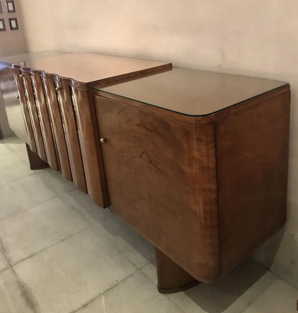 aparador antigo com design elegante em ambiente claro