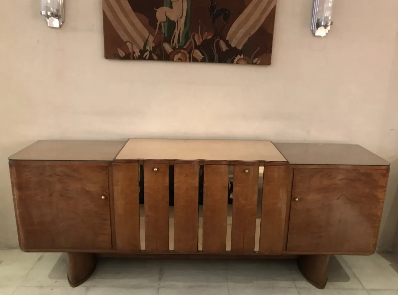Credenza antica con dettagli di design unici in un contesto classico.