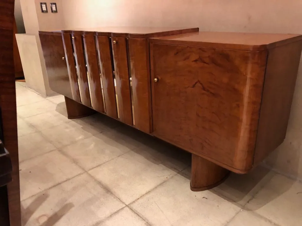 Credenza antica in legno con porte lucide e sfondo chiaro