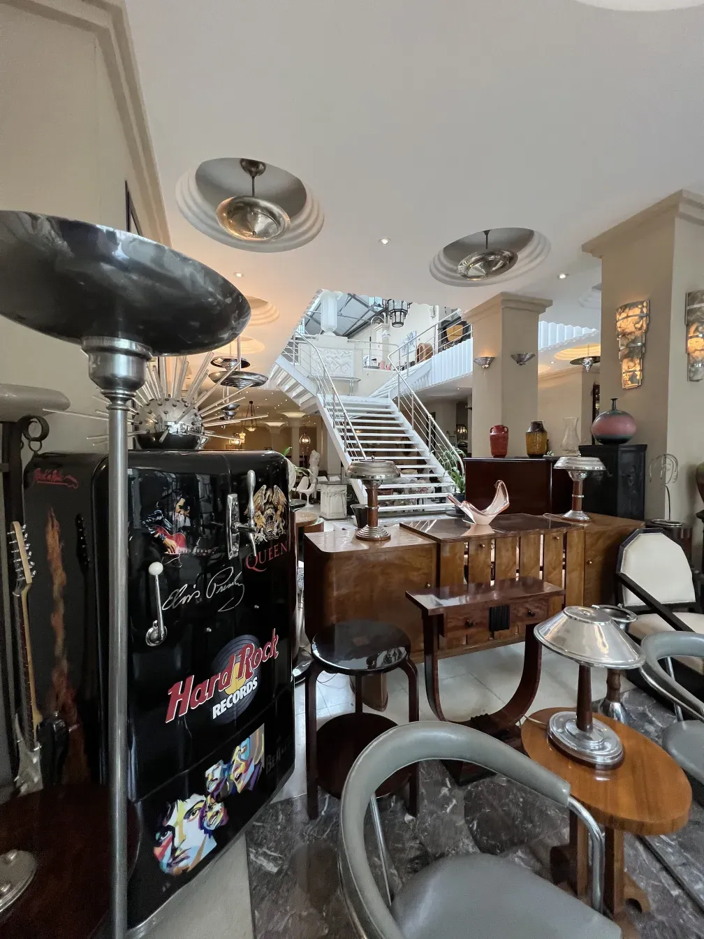 Aparador antiguo en un ambiente decorativo con muebles y detalles