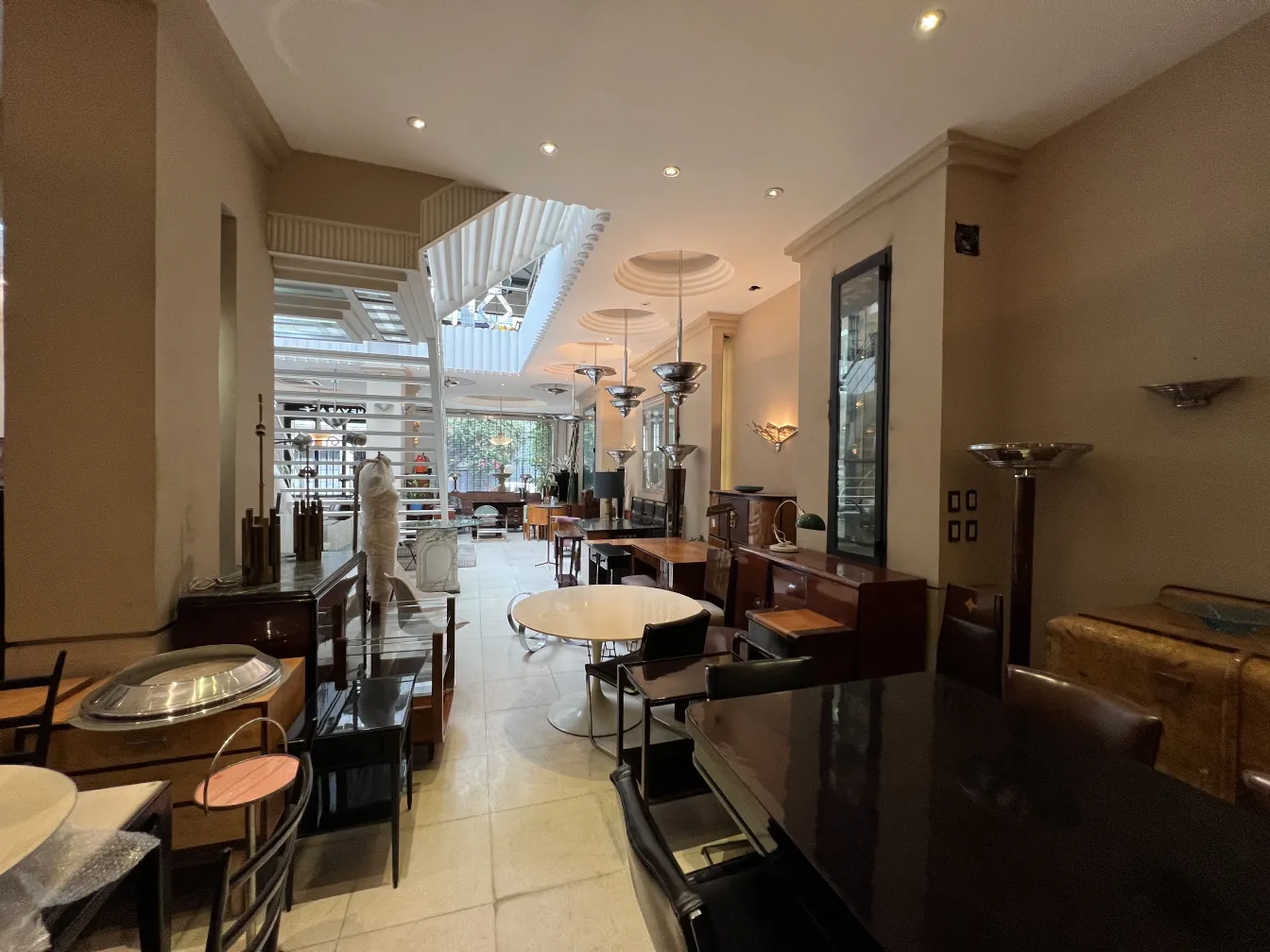 Aparador antiguo con diseño clásico en un ambiente acogedor.