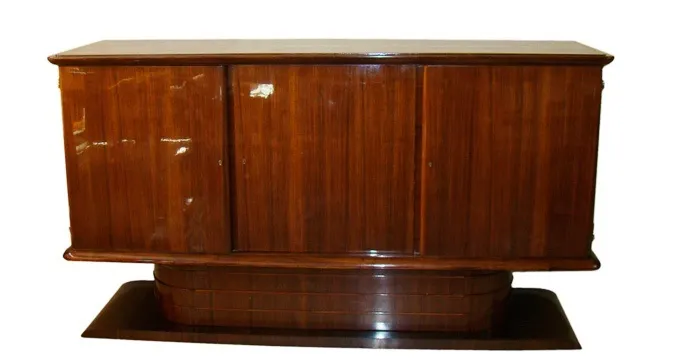 vaisselier ancien en bois avec une finition élégante et luxueuse