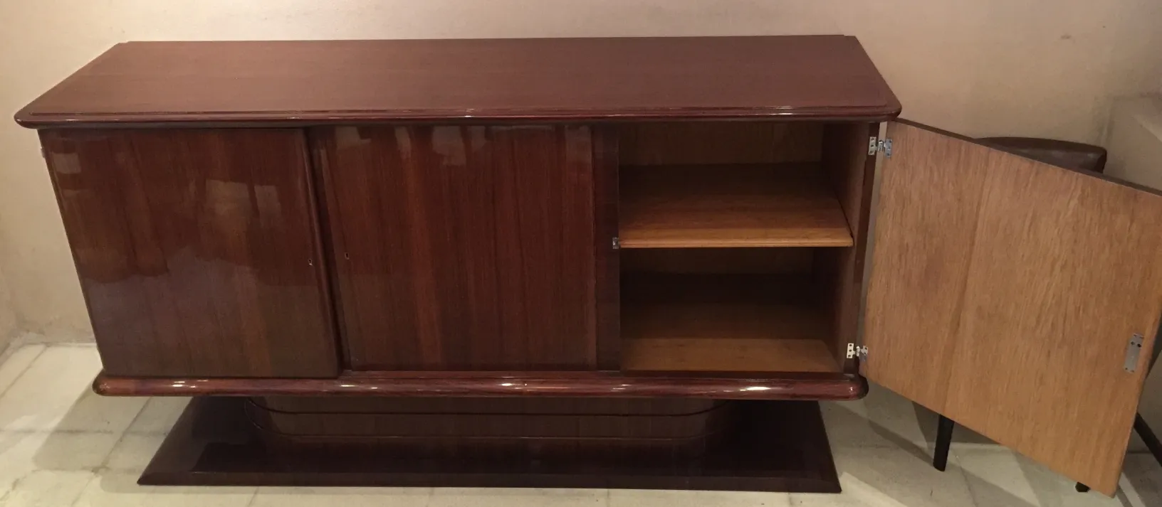 credenza antica con finitura lucida e dettagli eleganti