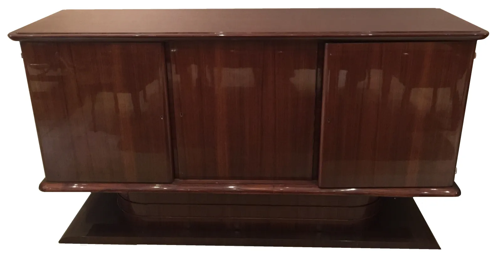 Credenza antica con porte lisce e finitura lucida.