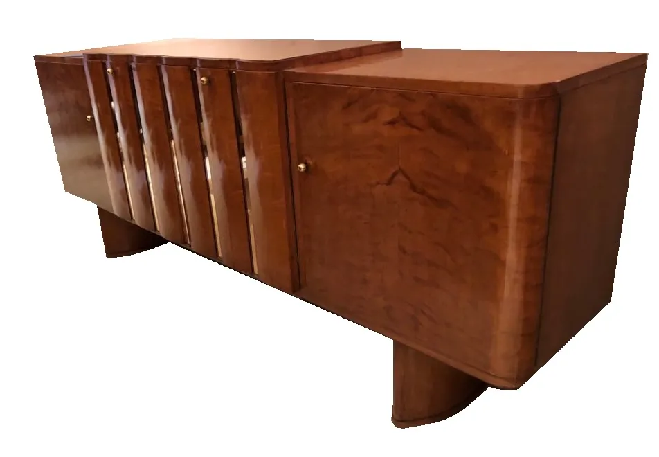 Credenza antica con compartimenti decorativi e superficie lucida. Perfetta per il soggiorno.