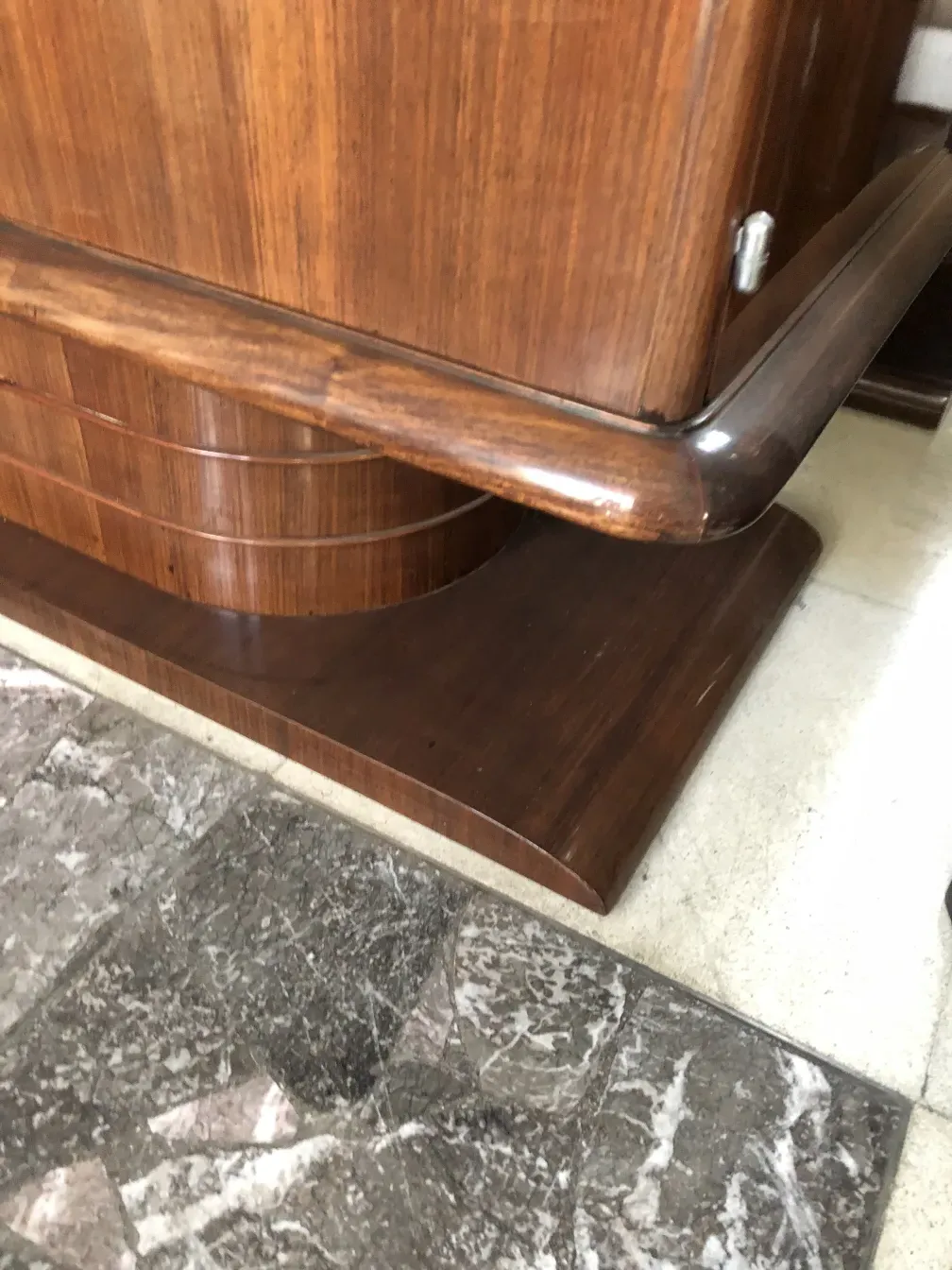 aparador antigo com detalhes clássicos em um ambiente acolhedor