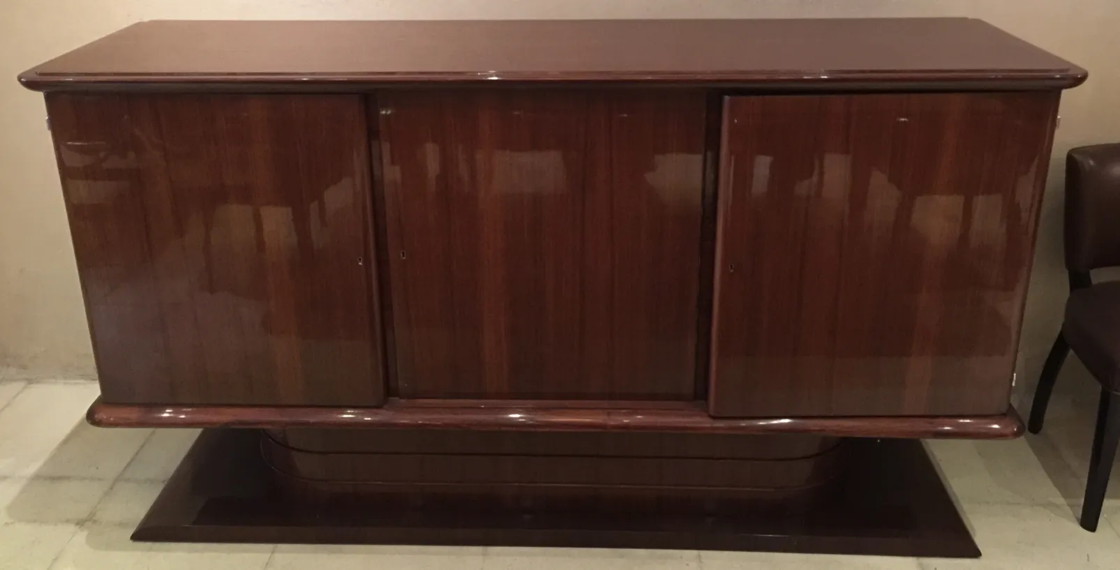 credenza antica con finitura lucida e porte