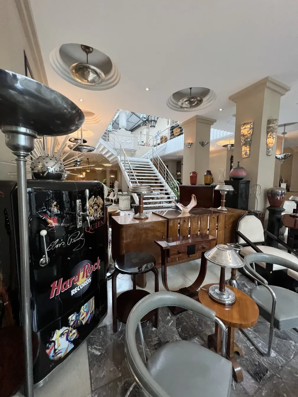 aparador antigo em um ambiente elegante com cadeiras