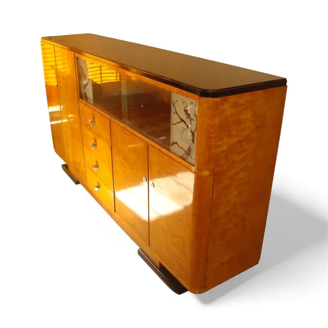 vaisselier ancien en bois clair avec des détails décoratifs