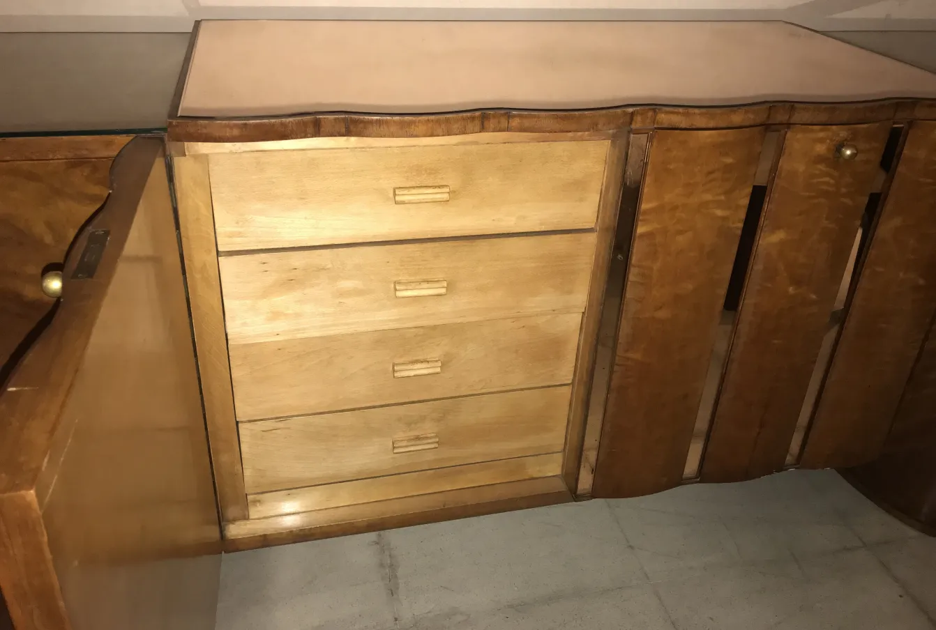 credenza antica con quattro cassetti, perfetta per la decorazione