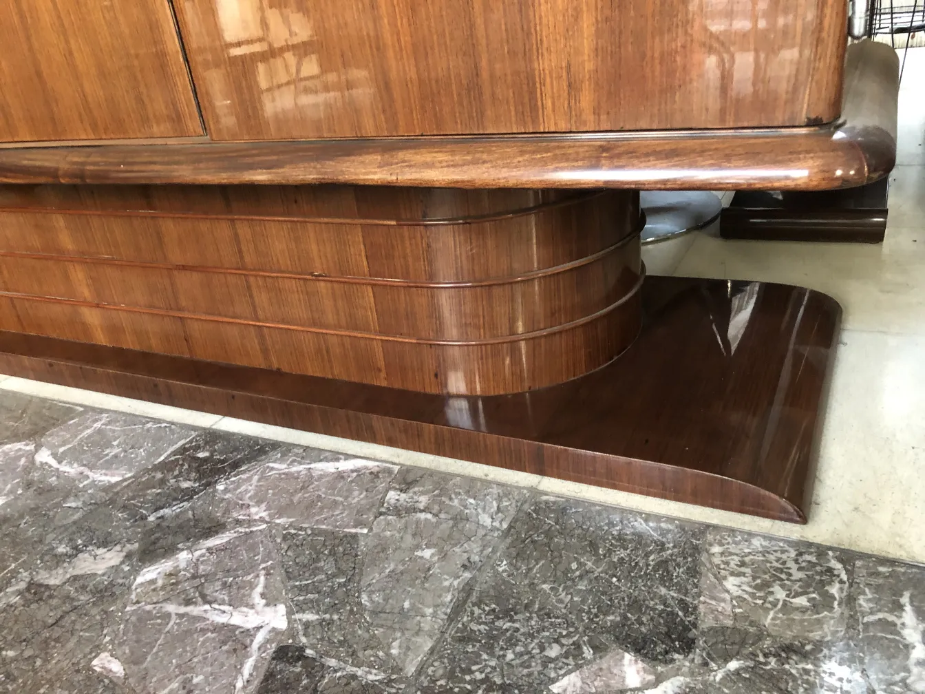Credenza antica con dettagli fini in un ambiente elegante.
