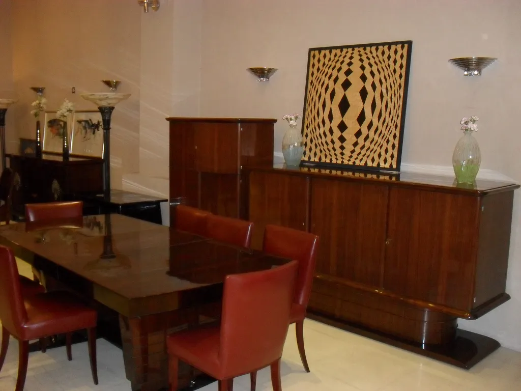 aparador antiguo con elegante diseño y entorno acogedor