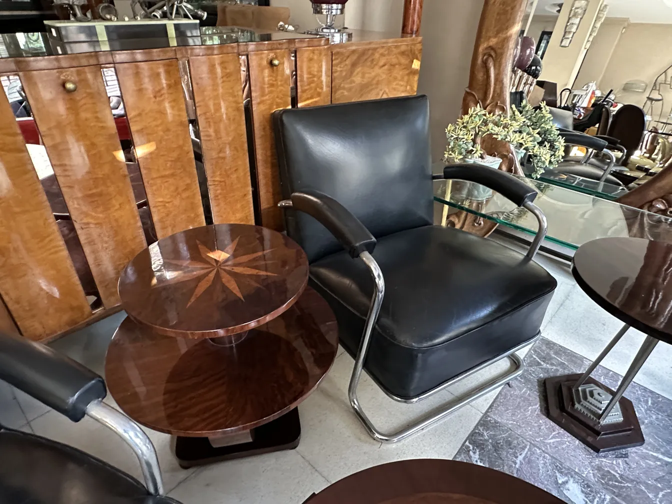 antik anrichte mit einzigartigem design, umgeben von moderner möbel und eleganter dekoration.