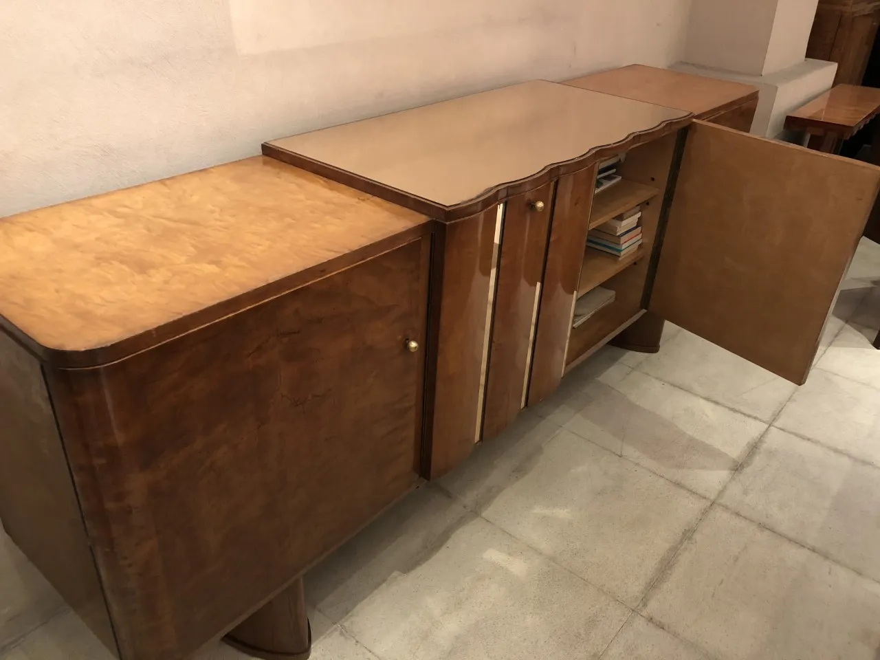 aparador antiguo con puertas y estantes para libros en un ambiente acogedor