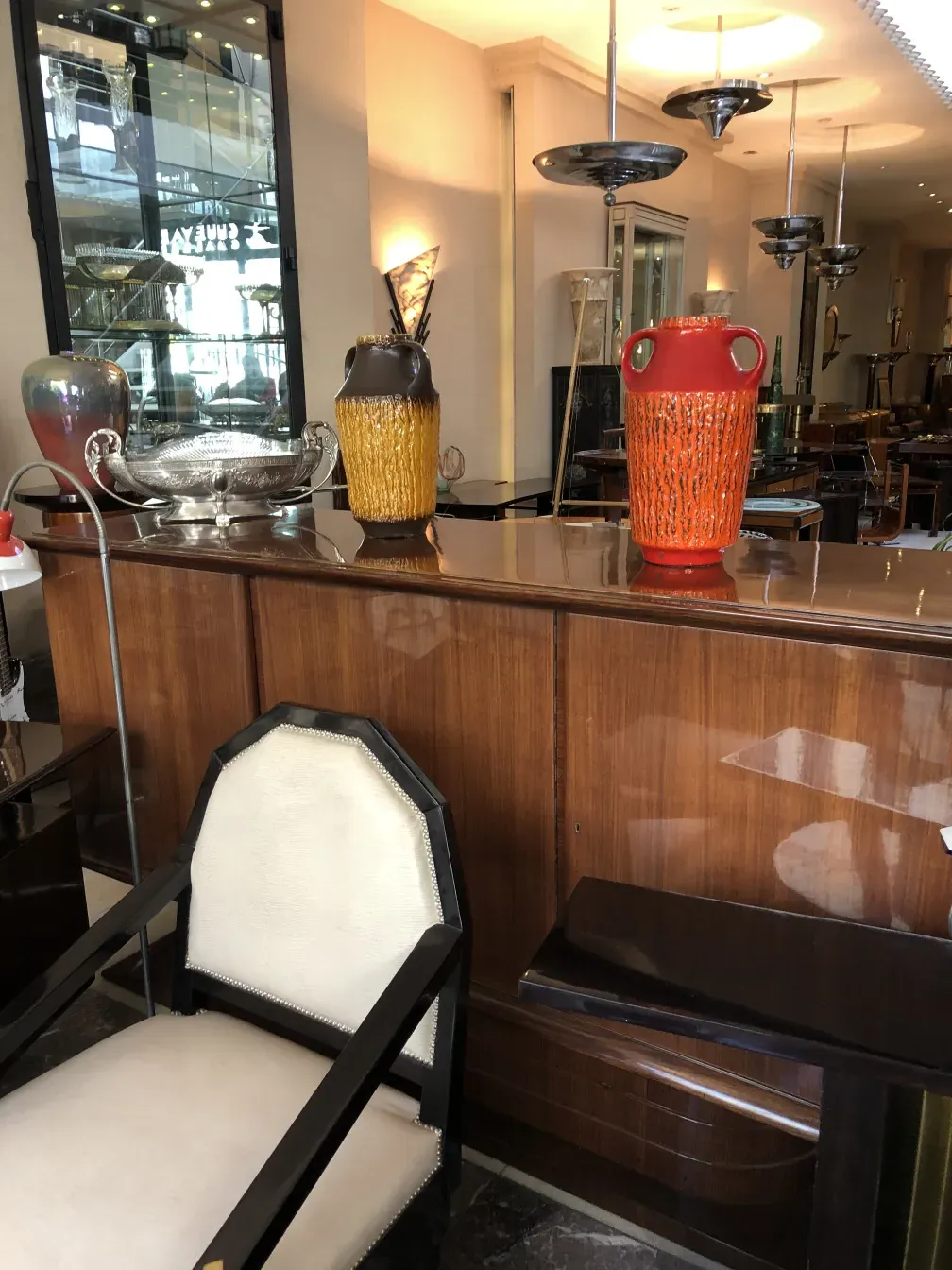 Vaisselier ancien avec vases colorés dans un cadre élégant