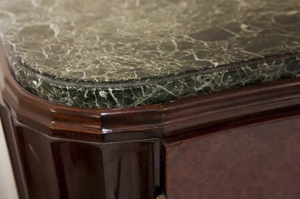 Aparador antigo com superfície de mármore verde e design elegante.