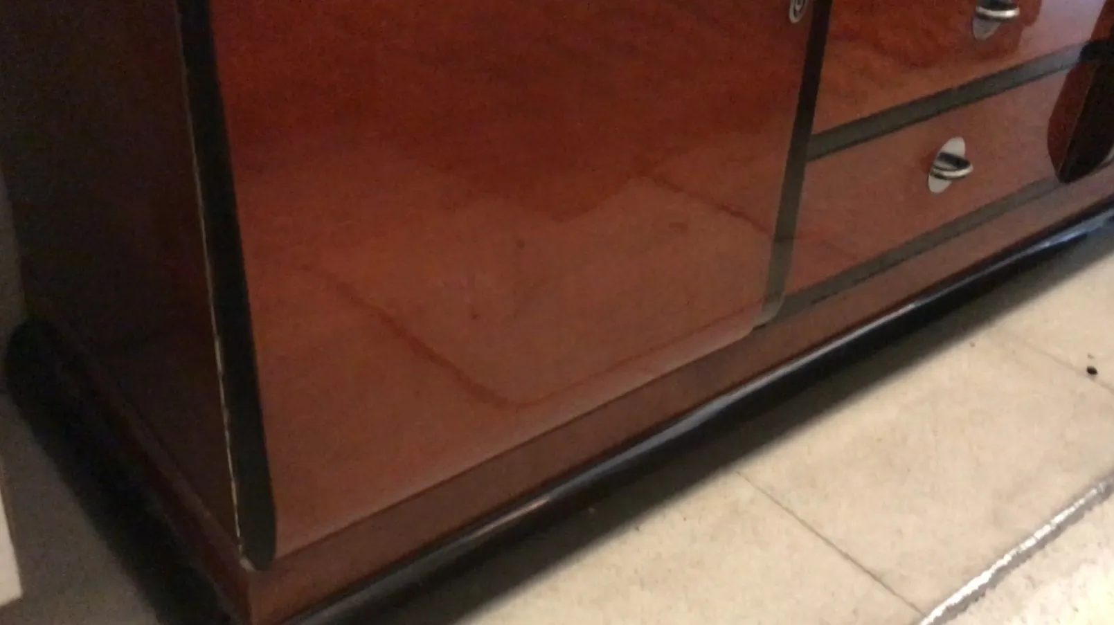 aparador antigo com detalhes clássicos