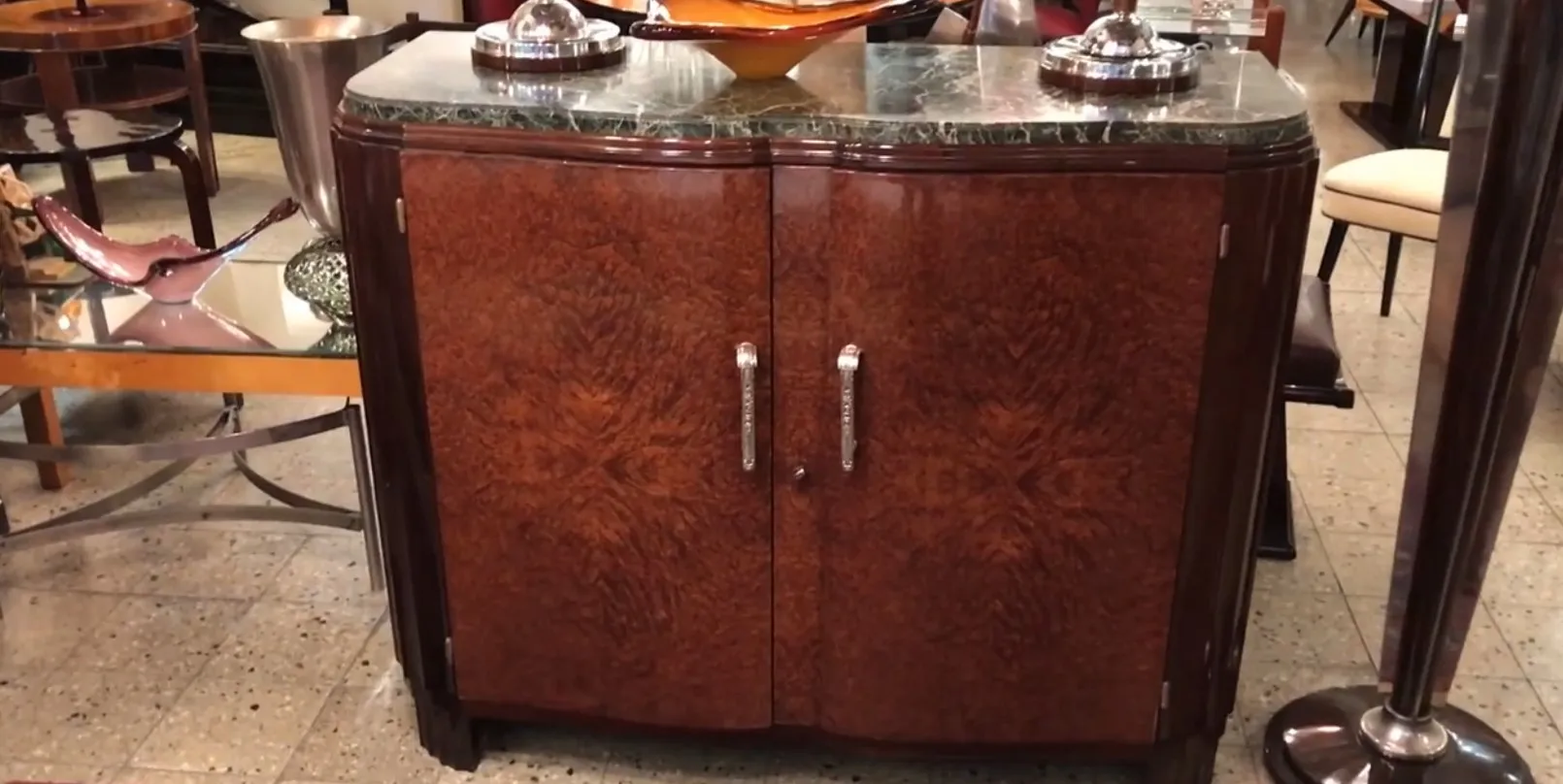 credenza antica con dettagli artistici e finitura elegante