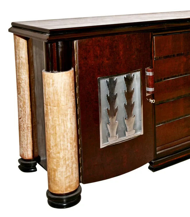 credenca antica decorativa con dettagli metallici