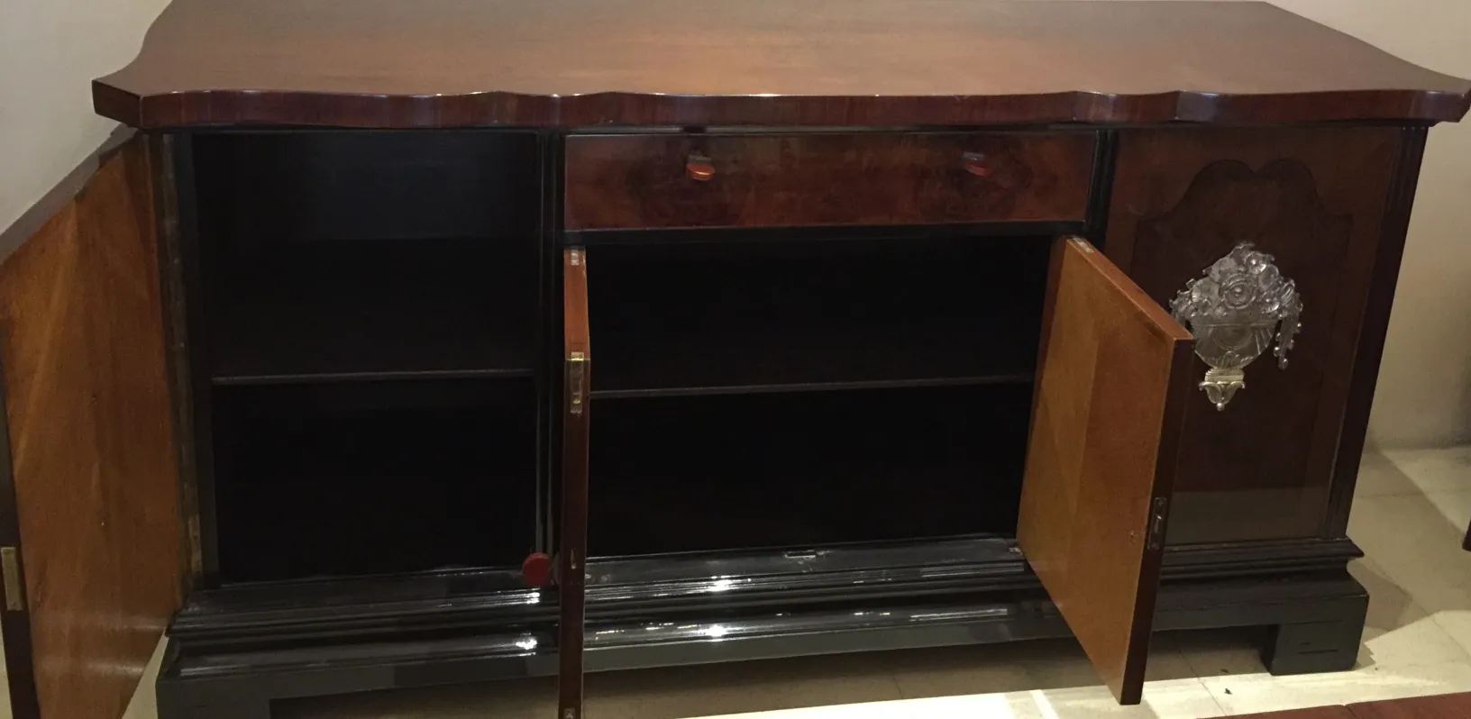 vaisselier ancien avec portes ouvertes et design détaillé